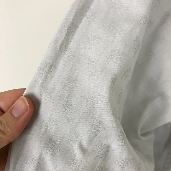 Reyn Spooner Women's M Light Blue Gray Button Up Shirt Floral Embossed B5 - Picture 3 of 7